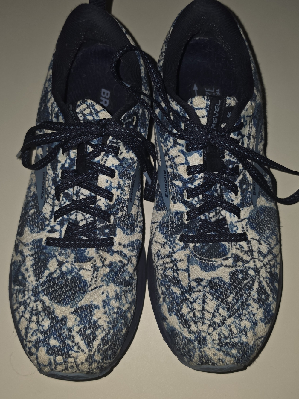 Brooks Navy and Cream Patterned Revel 5 Men's Running Shoes Size 10